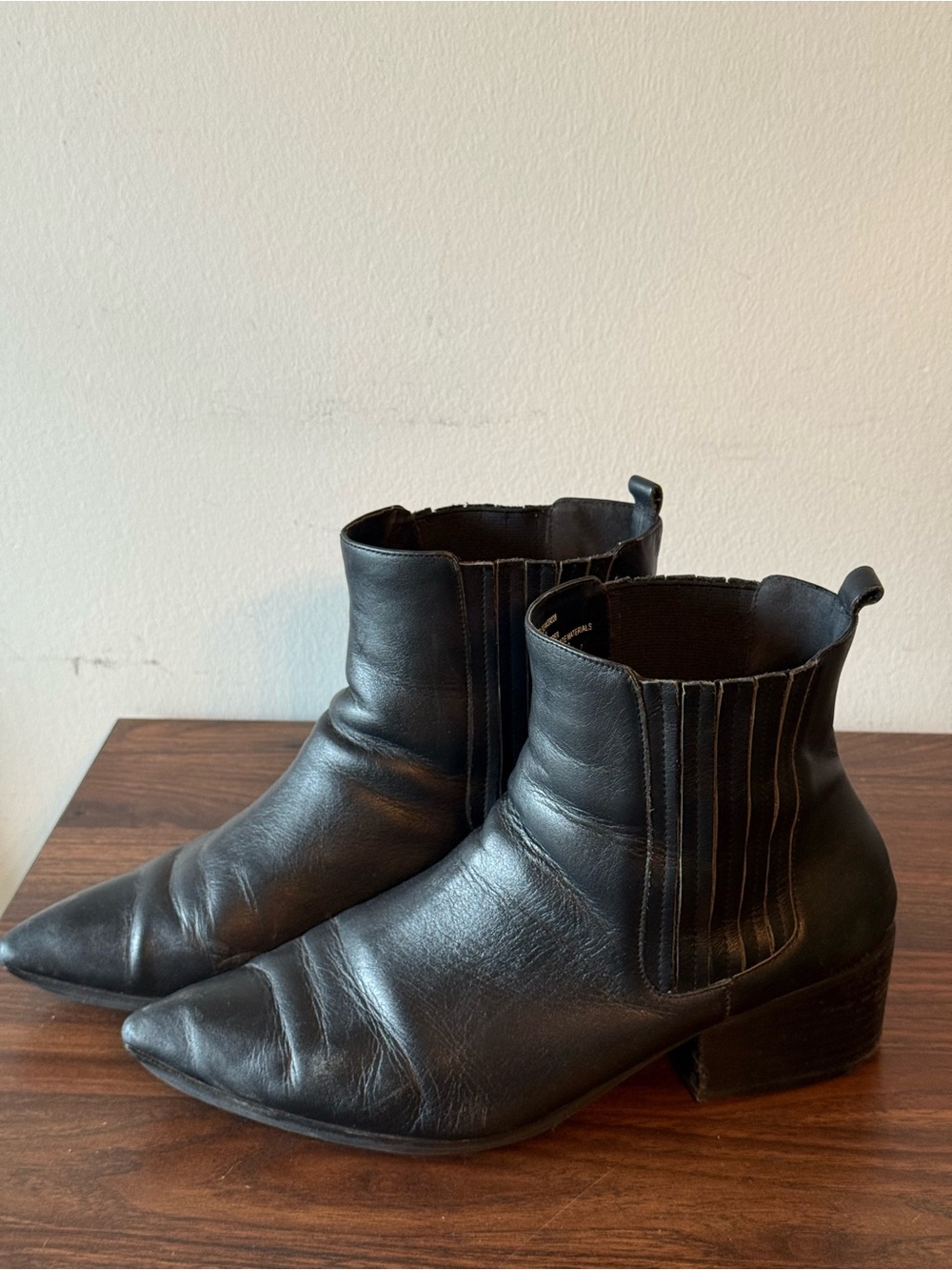 ELLOS CHELSEA Womens Black Leather Pull On Chelsea Pointed Toe Booties 10 - Picture 3 of 10